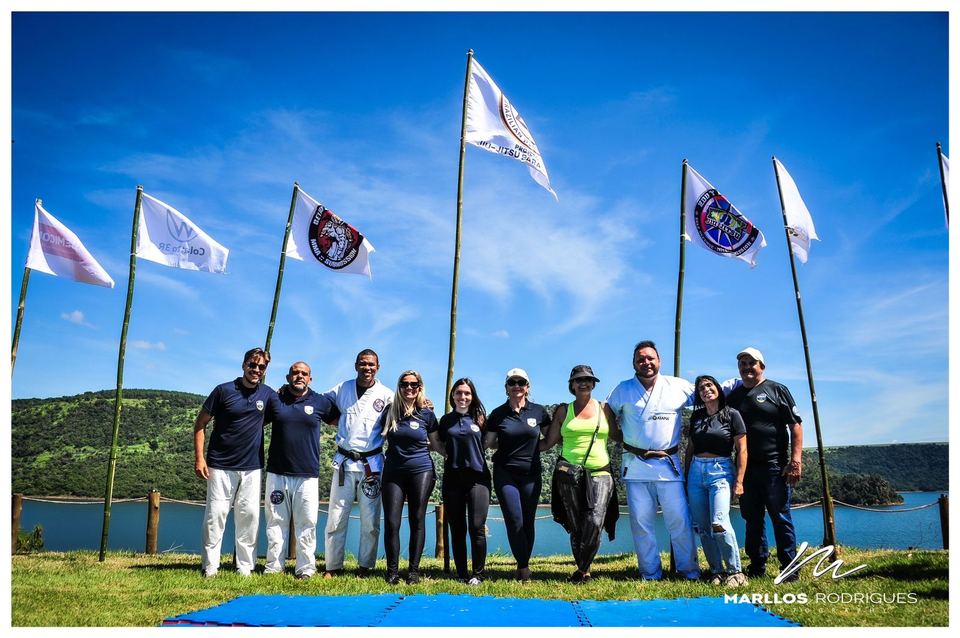 Professores, voluntários e apoiadores do projeto reunidos às margens da represa