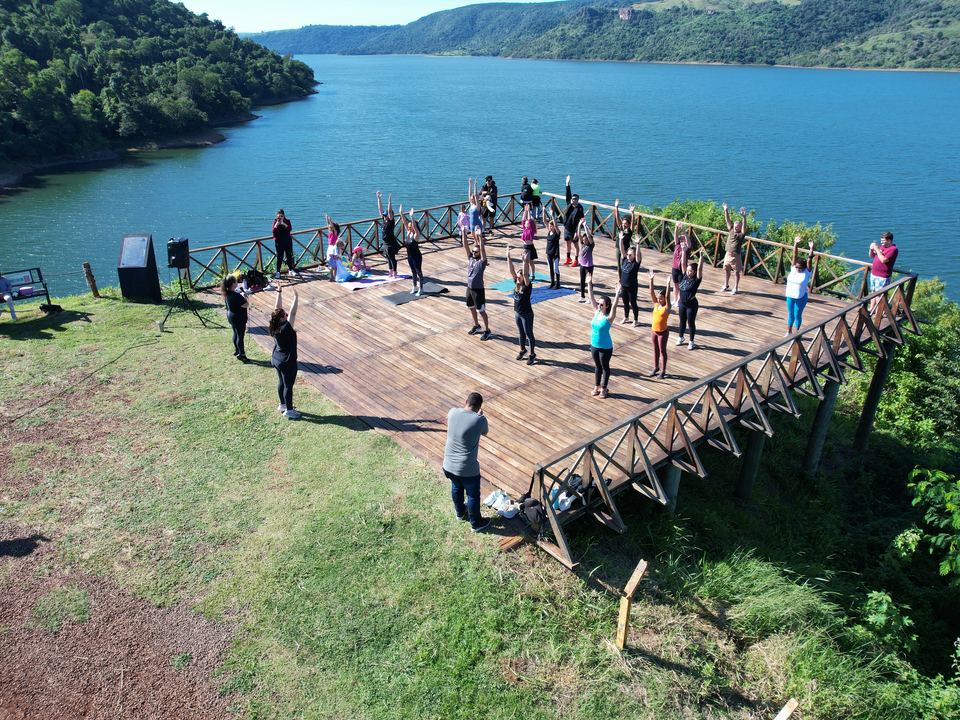 Vista aérea de um aulão aberto em um deck à beira da represa