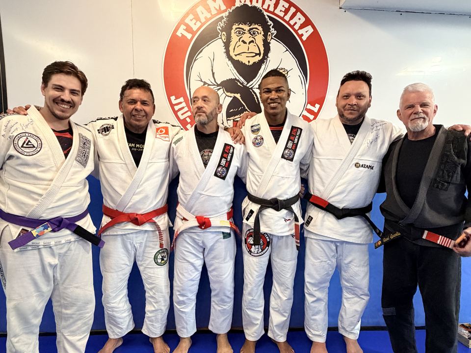 Faixas-pretas e faixas-coral reunidos na academia Team Moreira durante seminário e cerimônia de graduação com o Grande Mestre Joe Moreira