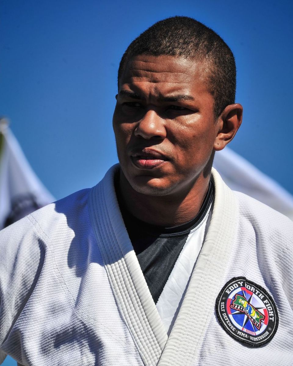 Sensei Ismaile Santos, de quimono branco com o emblema da equipe Eddy North Fight